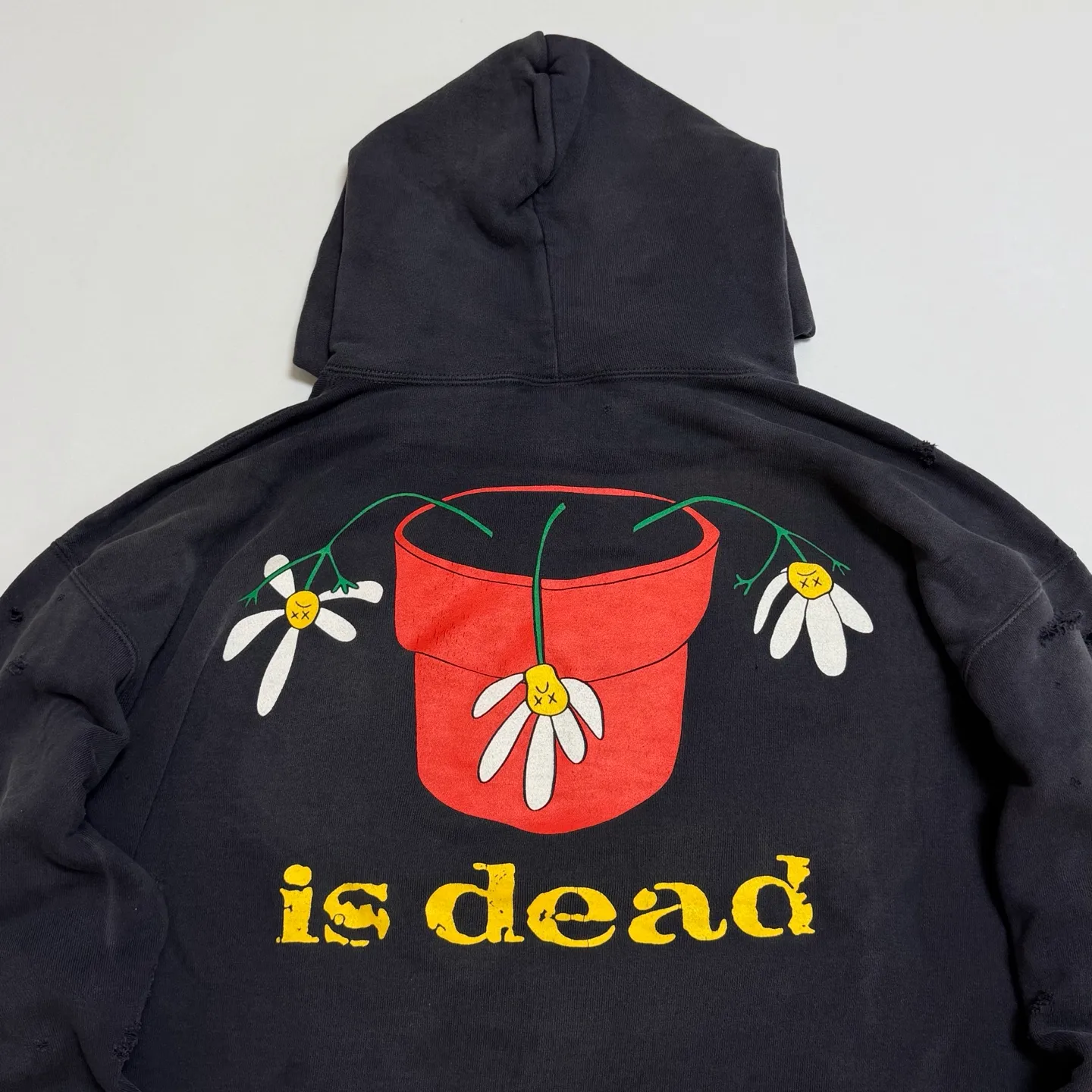 SAINT Mxxxxxx × DE LA SOUL DLS_HOODIE/DE LA SOUL/BLK DE LA SOUL co-branded potted plant destruction hoodie, washed black S-XL, a very important hoodie this season. It embodies the brand philosophy through the humorous potted plant and slogan design. In addition, through a large number of hand-made fraying, cutting and other damage processing, as well as heavy washing and oxidative fading treatment, a perfect Vintage effect is created. Original mold opening Customized co-branded main mark and wash water mark, correct version